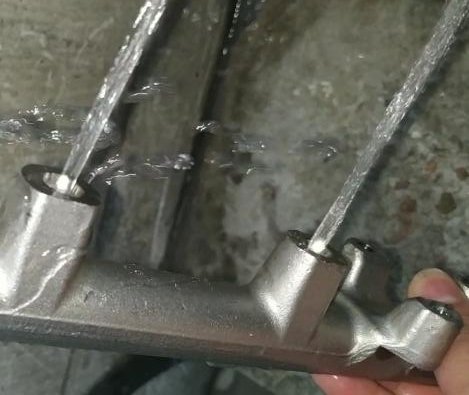測(cè)試燃油共軌管，看用斯曼克水粒流去毛刺前后有何區(qū)別？