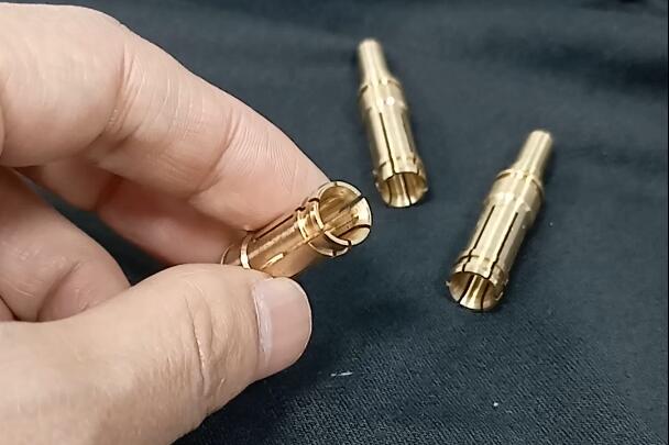 新能源汽車充電樁銅插孔細(xì)縫去毛刺，磨粒流拋光設(shè)備能做嗎？